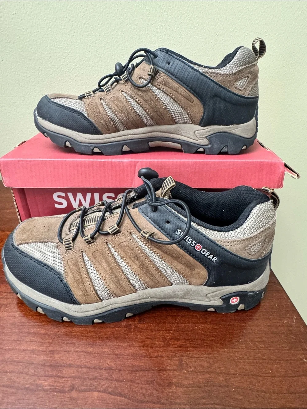 SwissGear Apex Low Hiking Shoes Suede Mesh Youth Boys Sz 6 Brown